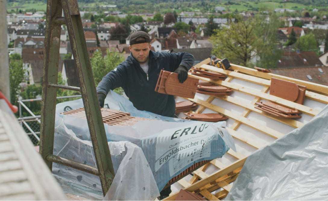 Azubi deckt Dach